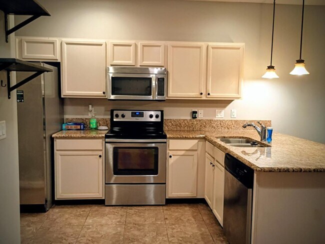 Building Photo - 425 Oasis Ln