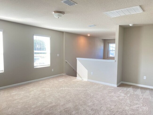 Foto del edificio - Beautiful Brand New 4 bedroom, 2 1/2 bath ...