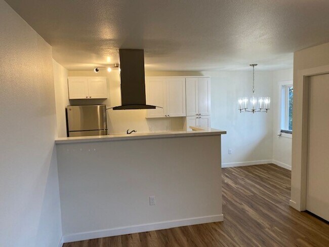 Building Photo - Updated 2bed/1bath Apartment in Prime Redmond Location!