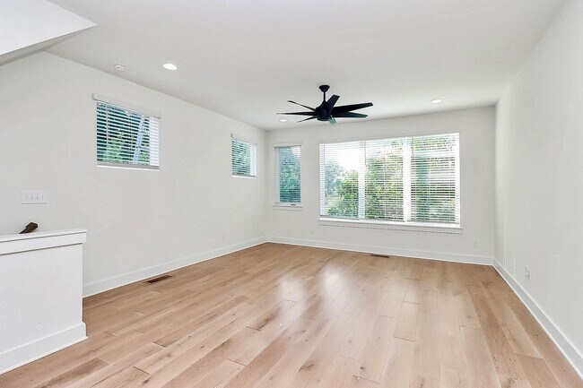 Foto del edificio - Stunning 3 Bedroom Townhome Near Uptown Ch...