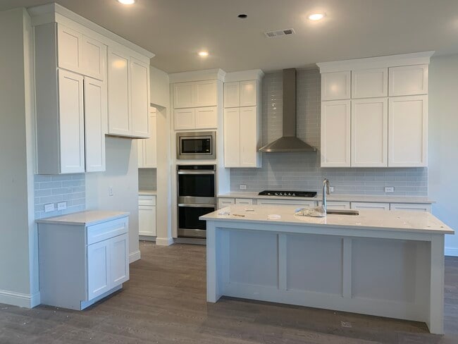 Building Photo - 216 Lake Forest Trl