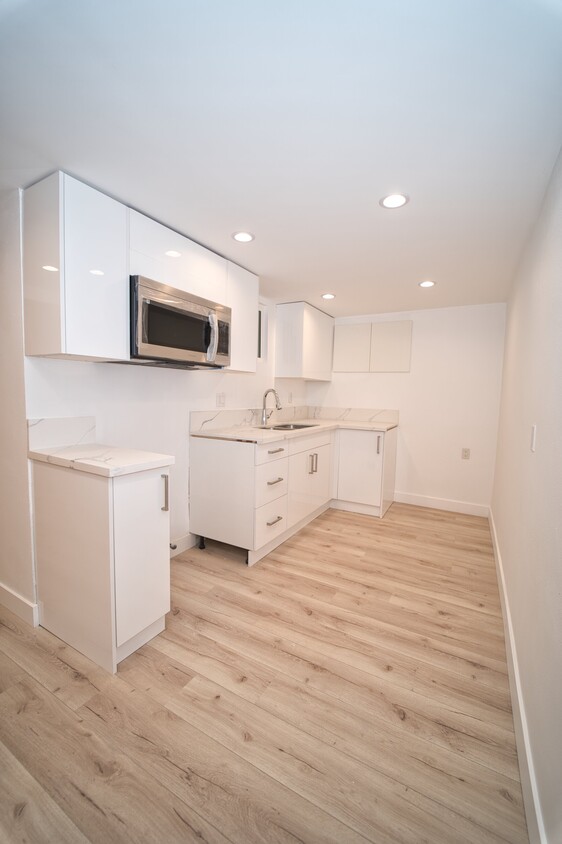 Kitchen - 10858 Plainview Ave