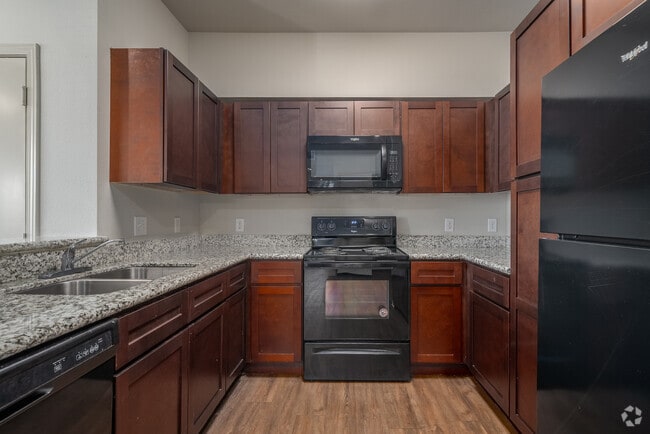 2BR, 2BA - 899SF - Kitchen - Aria at Wilcrest