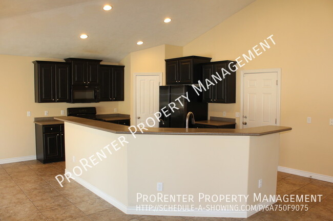 Building Photo - Huge 5 Bed, 3 Bath Syracuse Home