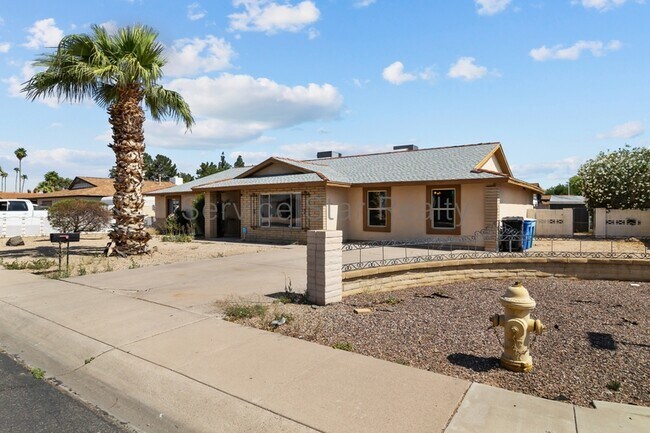 Building Photo - 3455 W Kaler Dr