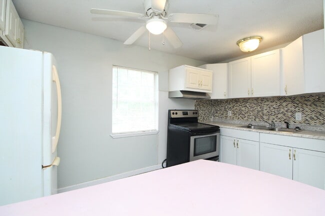 Building Photo - Convenient 3BD/1BA Home Near NAS Pensacola...