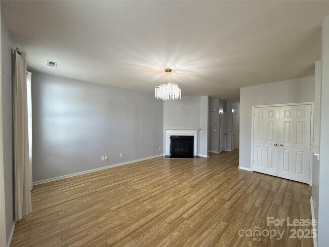 Foto del edificio - 11812 Downy Birch Rd