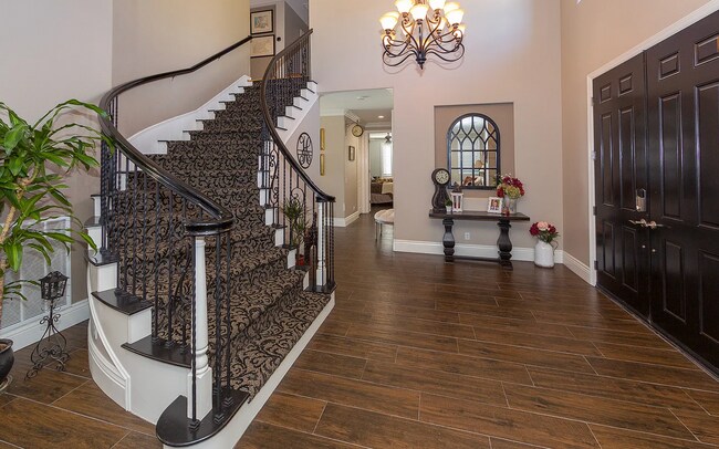 Foto del edificio - Stunning 5-Bedroom Castaic View Home for Rent!