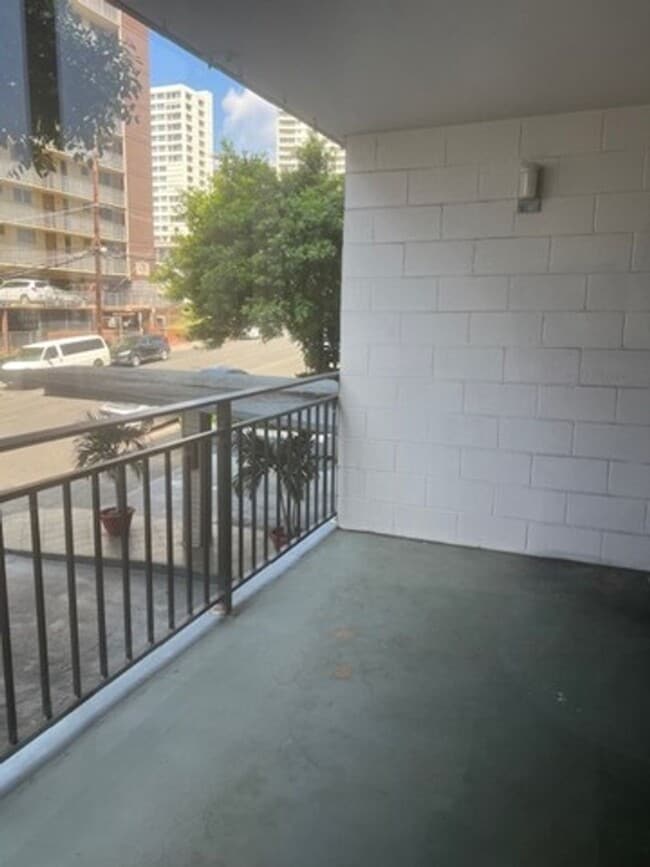 Building Photo - NEWLY RENOVATED! THE TOWN HOUSE CONDO!