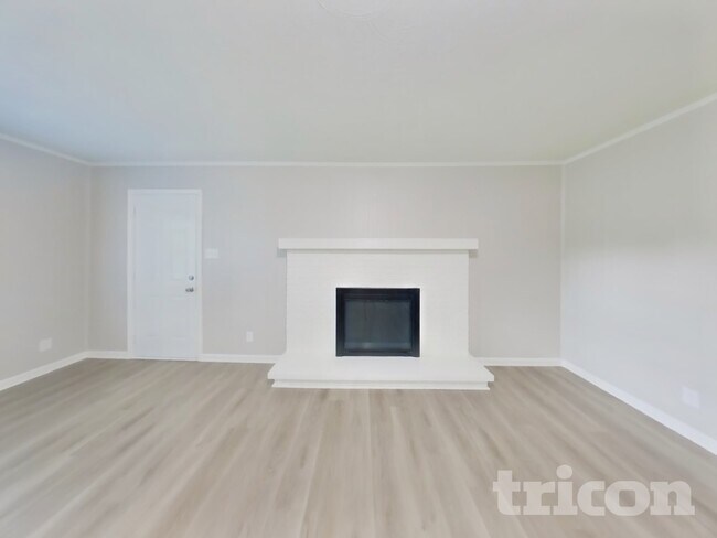 Building Photo - 806 Leisure Ln