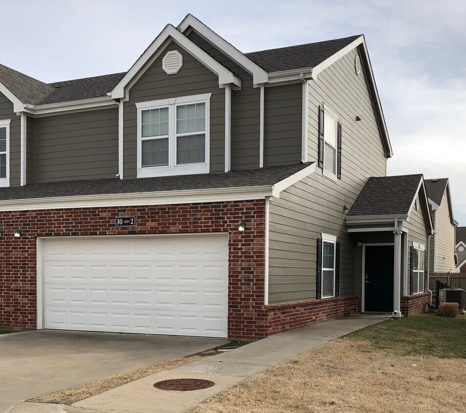 2 story town house - 27950 S Hwy 125