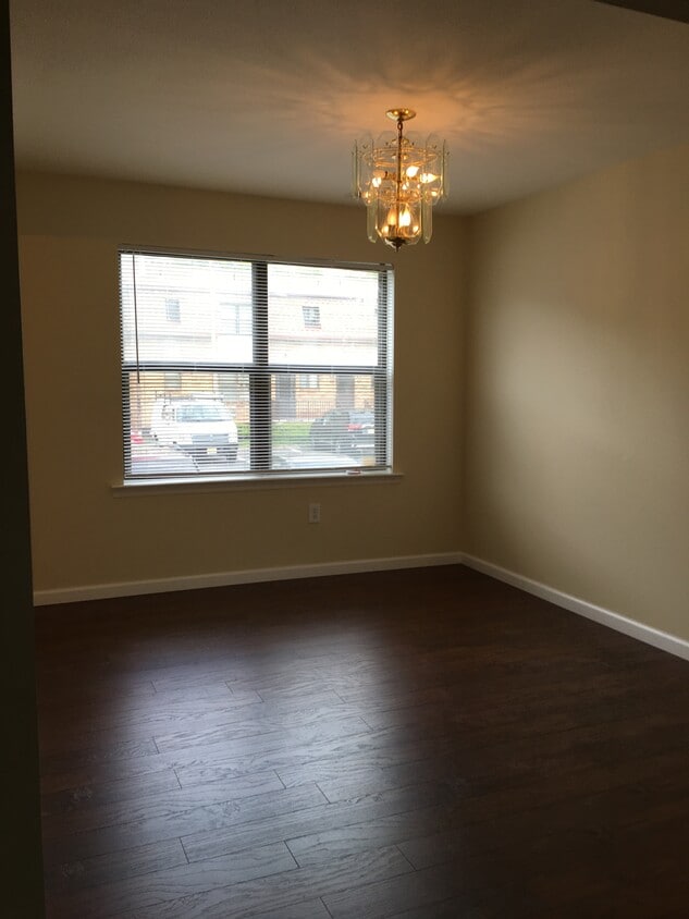 Primary Photo - 411 N Oaks Blvd