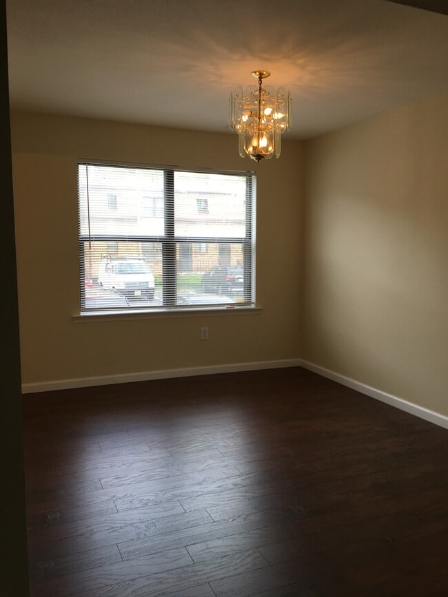 Building Photo - 411 N Oaks Blvd