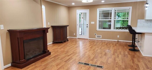 Building Photo - 348 Pine Forest Dr