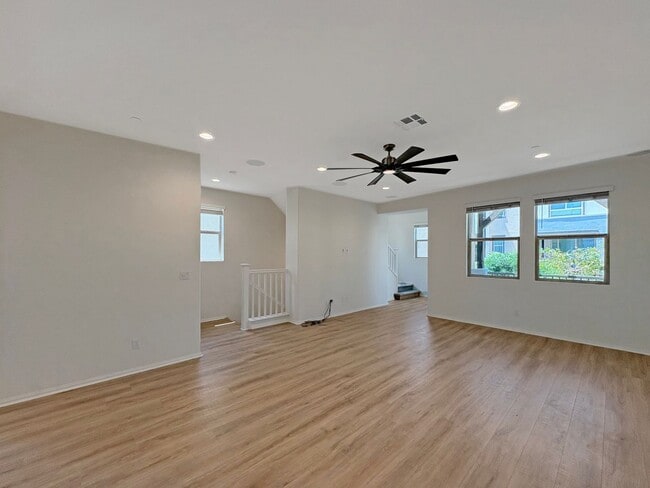 Building Photo - Beautiful 4B/3BA Vista Home w/ Pool & Mode...