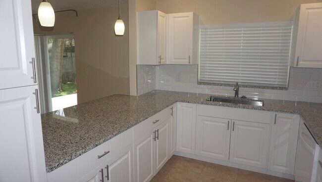 Foto del edificio - 3 Bedrooms / 2 Bath Brandon Home
