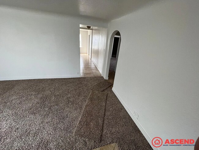 Foto del edificio - Spacious 3BD/1.5BA Home in Bakersfield's 93308 — Garage, Water Included & Small Pets Welcome!