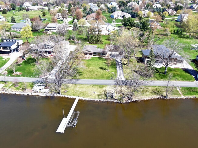 Building Photo - 202 Lac La Belle Dr
