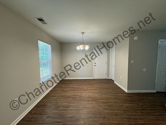 Foto del edificio - Spacious two story home in Charlotte