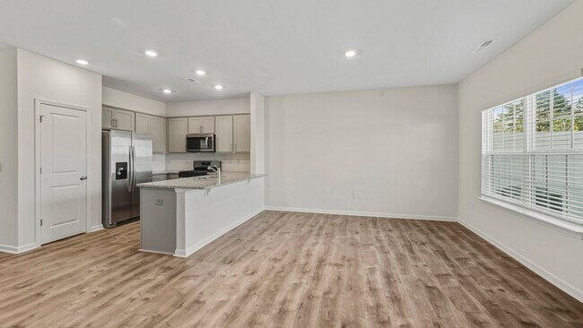 Building Photo - 153 Leo St