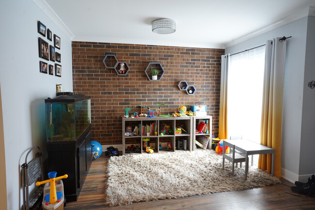 Extra Room - 210 W Wimbolton Dr