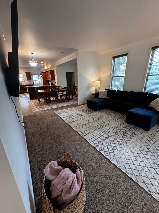 Building Photo - 920 Center Pl