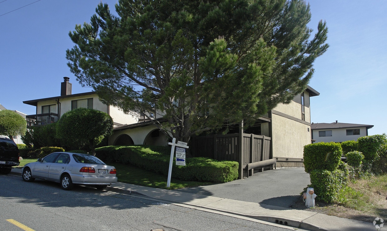 Building Photo - 2015 Ascot Dr