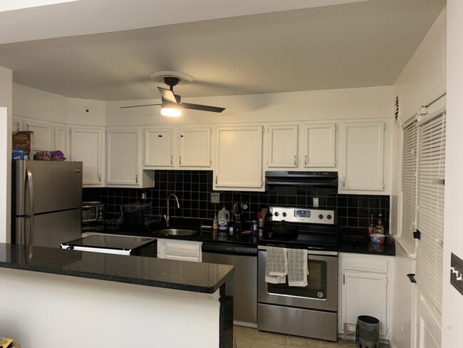 Building Photo - 2411 Kenton Pl