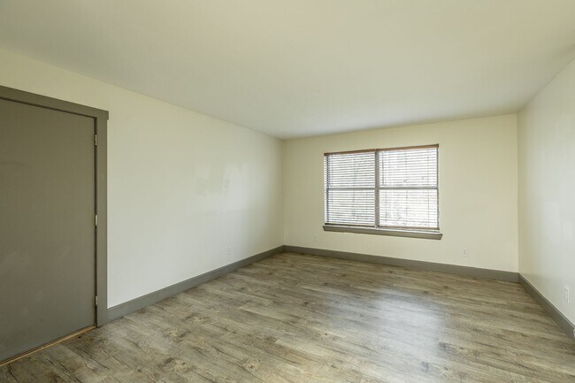 Building Photo - Parkwood Apartments