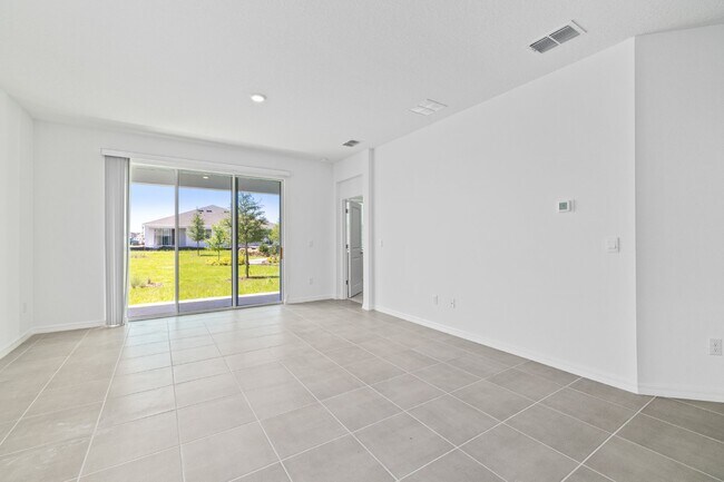 Building Photo - "WoodCreek Charming 3-Bed, 2-Bath Home with Granite Countertops and Screen in back porch on Bendi...
