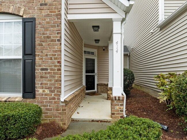 Foto del edificio - Spacious 4 Bedroom Townhouse in Cary!