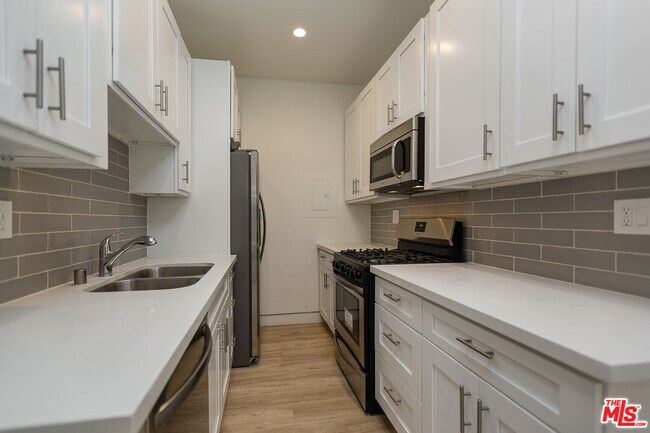 Foto del edificio - 7223 Willoughby Ave