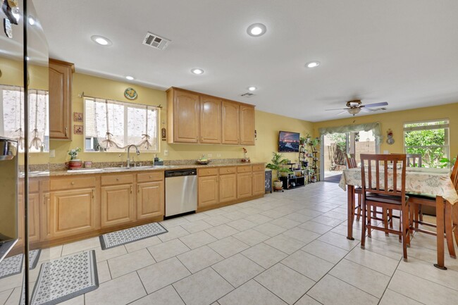 Foto del edificio - Southern Highlands 3 Bed 2 Bath Single-Story Home with Large Kitchen, Open Layout, Covered Patio