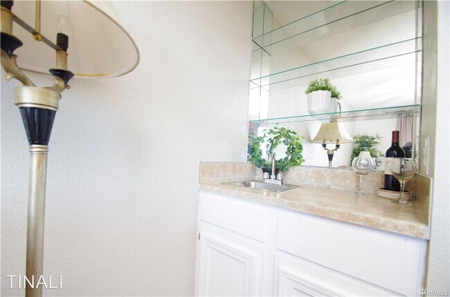 Building Photo - 2 br, 1.5 bath House - 1305 S Puget Dr B-22
