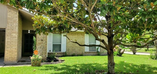 Building Photo - 3702 Royal Manor Dr