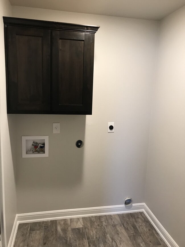 Building Photo - 2 bed/2 bath Duplex - Ready 1/14/2026 - Text 201-231-7228