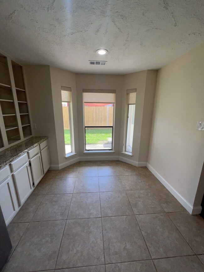Foto del edificio - 7402 Wood Bluff Blvd
