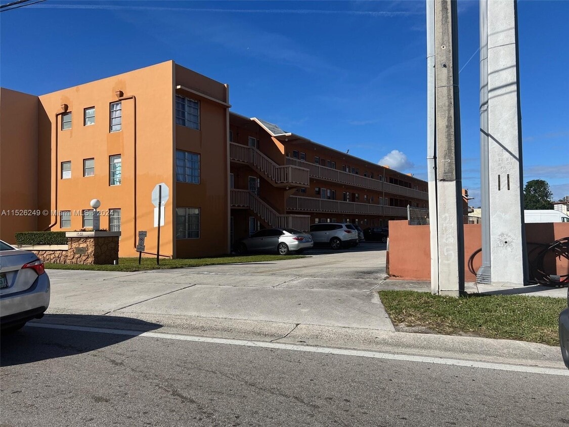 Foto principal - 1591 NE Miami Gardens Dr