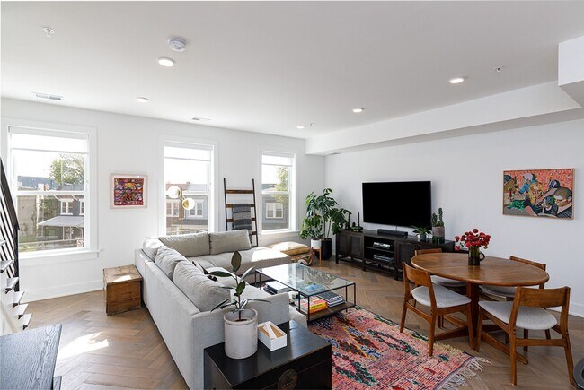 Foto del edificio - Newer Three Bed-Three Bath Townhouse Condo...