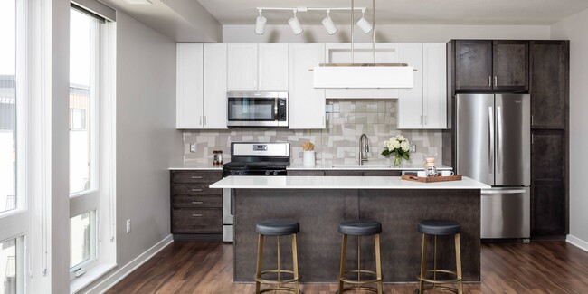 Building Photo - Urban Rustic Style Flat, Just Blocks to La...