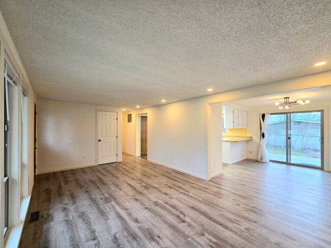 Foto del edificio - **MOVE-IN SPECIAL** 3 Bed / 2 Bath Rambler – Huge Fenced Yard + 2-Car Garage – Available Now