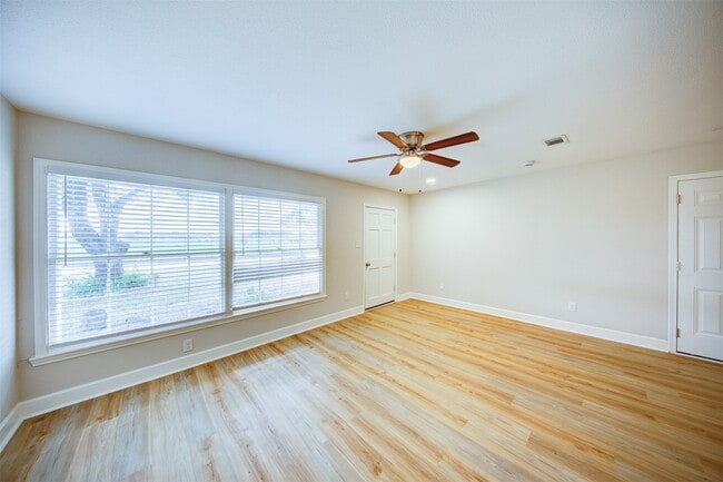 Building Photo - 1418 13th Ave N