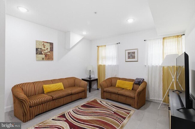 Building Photo - 925 N Broad St