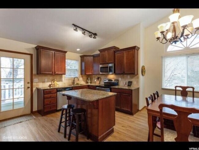 Building Photo - 3102 Applewood Dr
