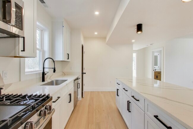 Building Photo - 2195 Dorchester Ave