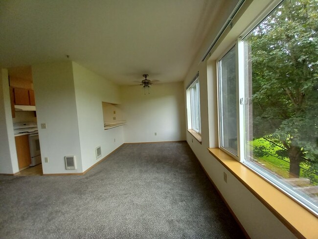 Interior Photo - English Gardens Apartments - Discover Comf...