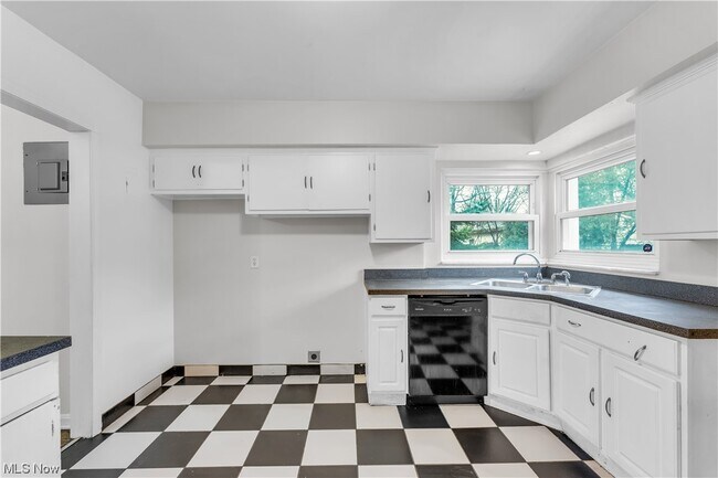 Foto del edificio - 2490 Noble Rd
