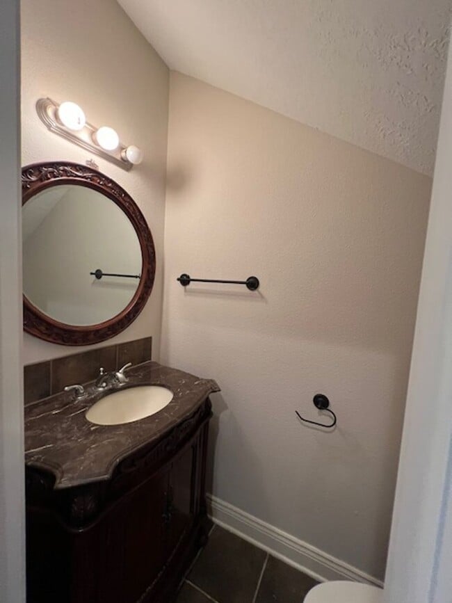 Building Photo - 2 bedroom 1.5 Bathroom Townhome