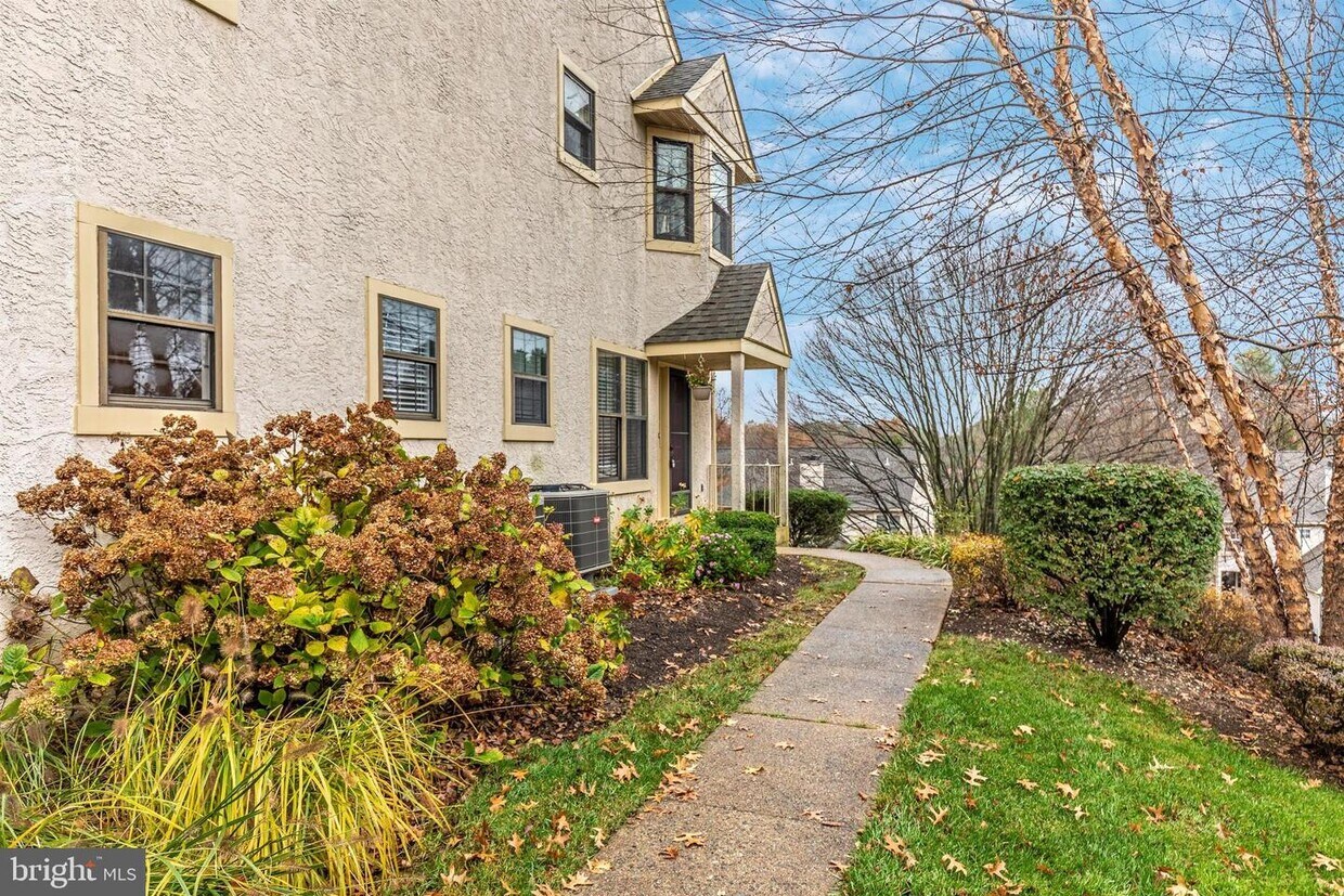 Primary Photo - 250 Yorkminster Rd