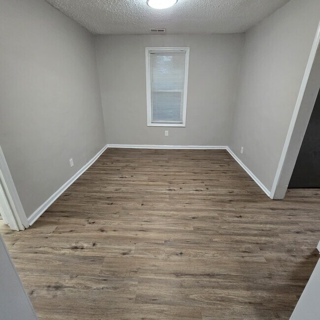 Foto del edificio - Full brick 3 bedroom, 1 and half bath home with screened in side porch, and an attic for extra st...